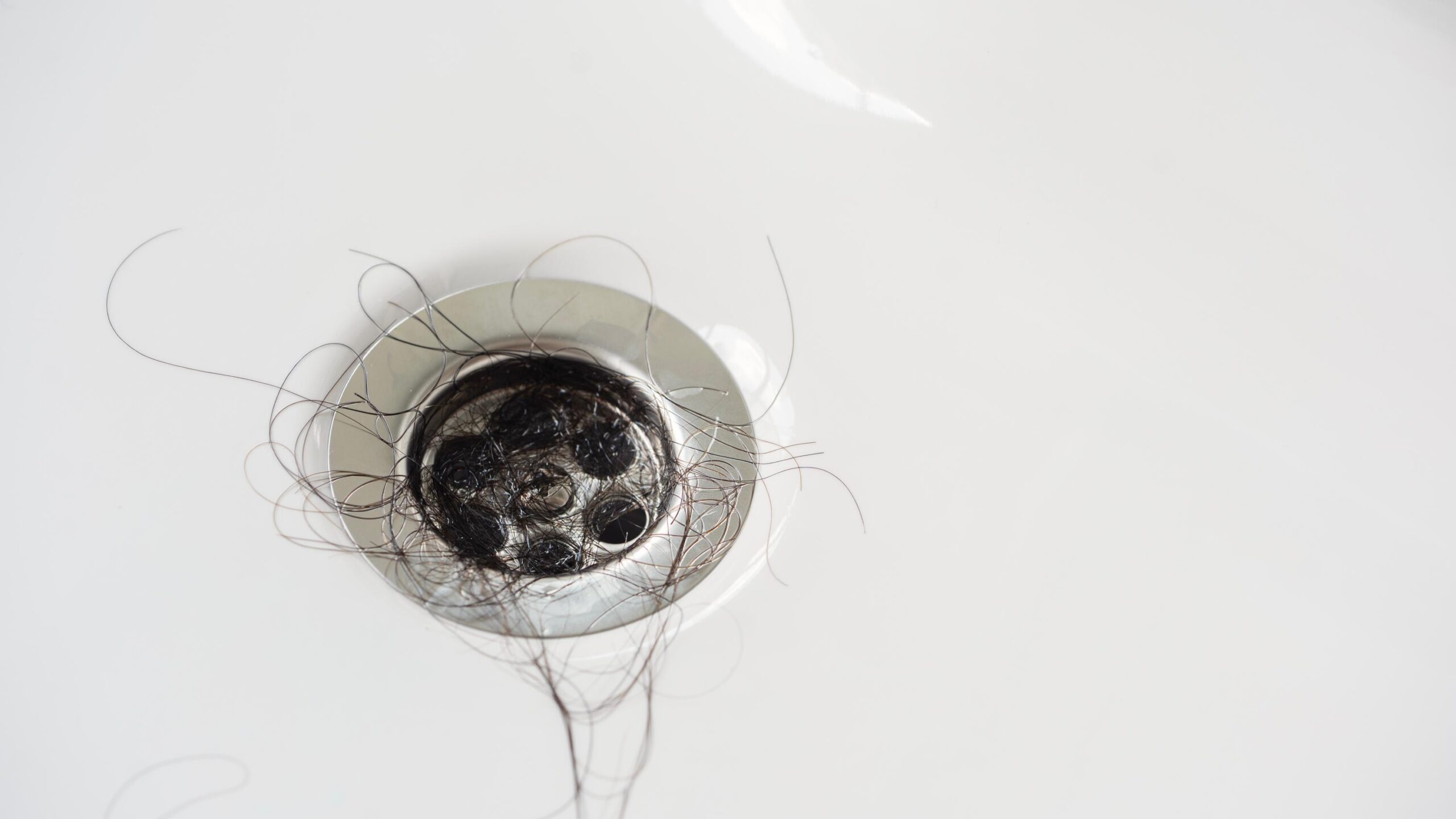 Haren en zeepresten wastafel